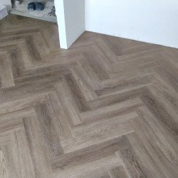 Укладка кварц винила елочкой