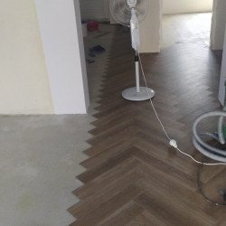 Укладка кварц винила на клей елкой