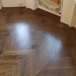 Укладка инженерной доски на клей елочкой
